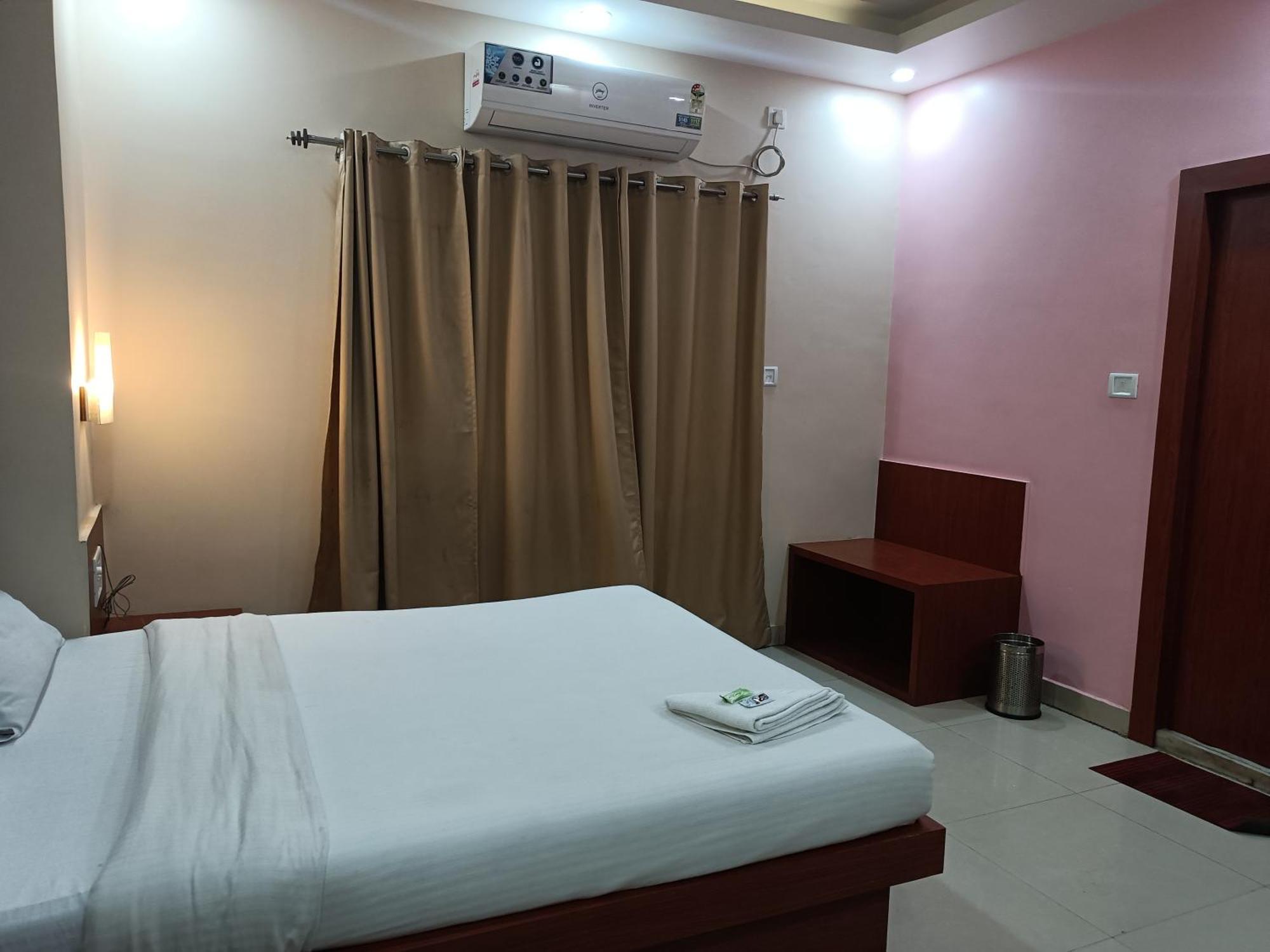 Hotel Sudakshina By Roh Silchar 外观 照片